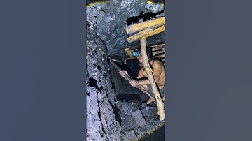 A man life in underground coal mine 🥲#satisfying #trending #miningindustry #coalmining #minecraft