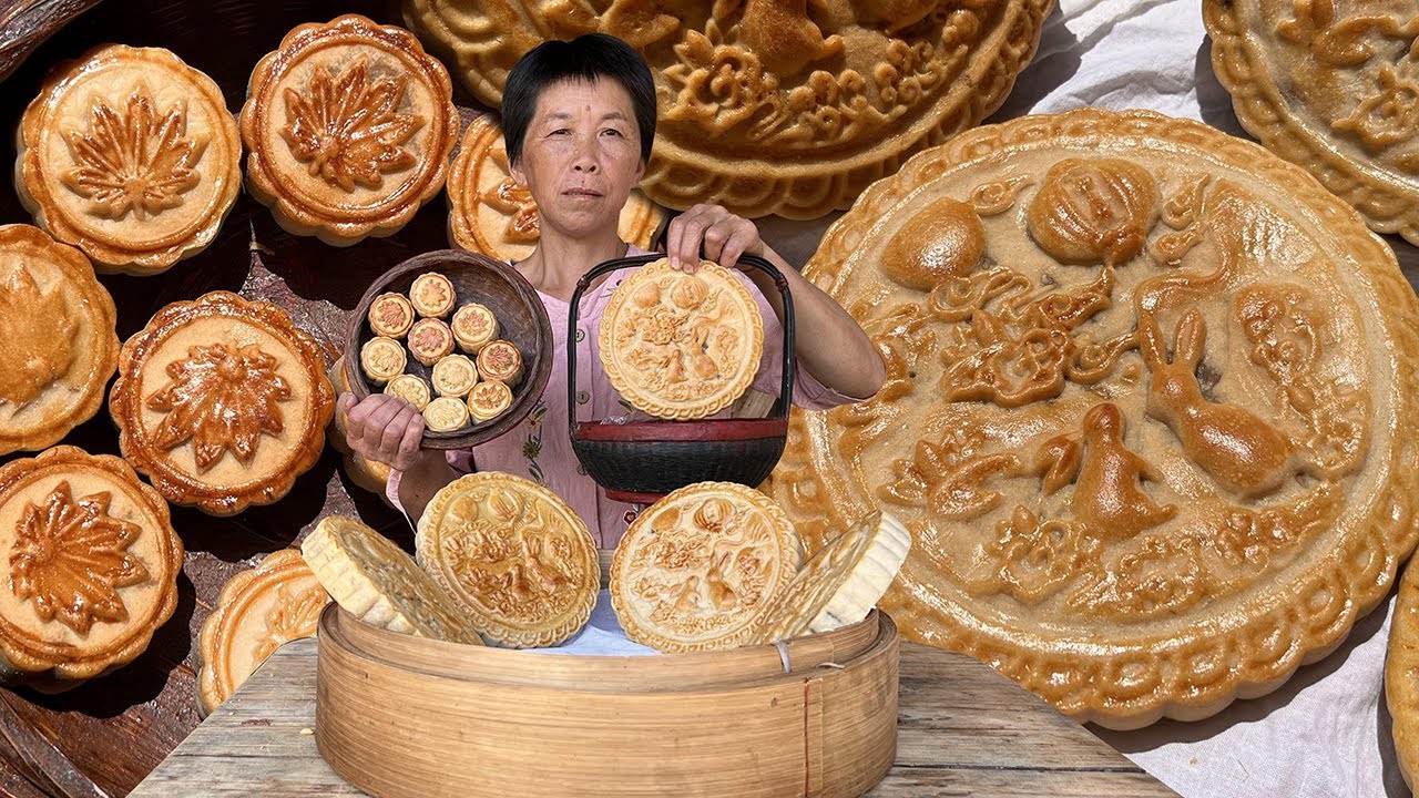 Бабушка готовит для родителей традиционные лунные лепешки с пятью орехами