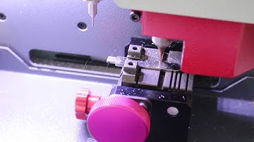SEC E9 Automatic Key Cutting Machine     How to cut a Honda Accurd HON66 key Italian language