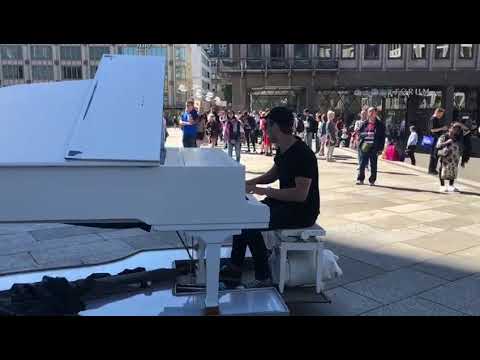 Video: Questo Ragazzo Entra Nei Migliori Festival Musicali Del Mondo