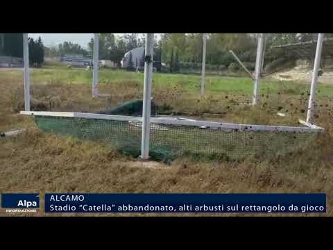 Alcamo, stadio "Catella" abbandonato. Alti arbusti sul rettangolo da gioco