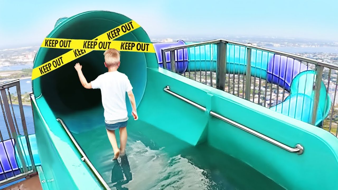 Он катался на ЗАПРЕЩЕННОЙ водной горке в Аквапарке - YouTube