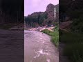 Bir Adam Akıntıya Kapılan Çocuğu  Tereddüt Etmeden Kurtardı