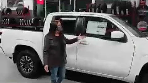 2022 Nissan Frontier Walk Around with Donna Wooten
