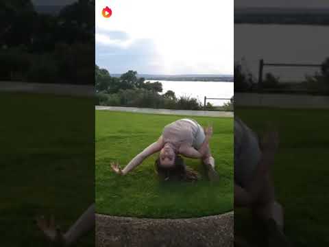 فتاه تعمل حركات غريبه 