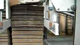 Auto stacker for corrugated cardboard