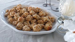 Sausage Balls with a twist! The BEST sausage balls for holiday treats!! #sausageballs