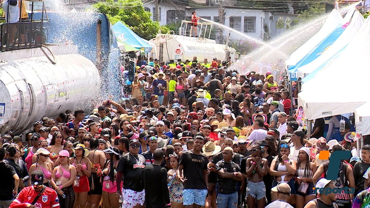 Cientos de personas disfrutan del primer día de culecos en el Carnaval Rumba Wawancó