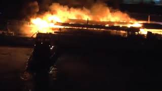 На Нагатинской набережной горит трехпалубное судно.(Москва)