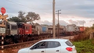 🚆🚆Cruzamentos Trens Juatuba Trem Graneleiro Carregado SD70 e SD40 Cruzando Trem GT46 Minério Vazio.