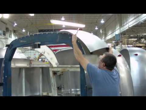 Videó: Airstream árkok Ikonikus Alumínium üvegszálhoz Az új Fészek Pótkocsijában