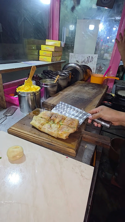 Charity under the guise of selling egg martabak filled with meat for 9K #food #foodie #culinary #...