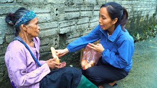 Mysterious gift rain: Charity bread - helping homeless elderly people