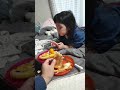 아!  아!  (빵을 내입에 대령하라고!)