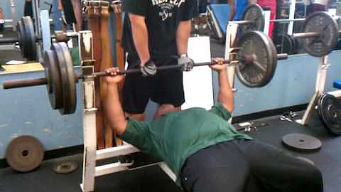 Coach Rory Barnett maxing 300lbs