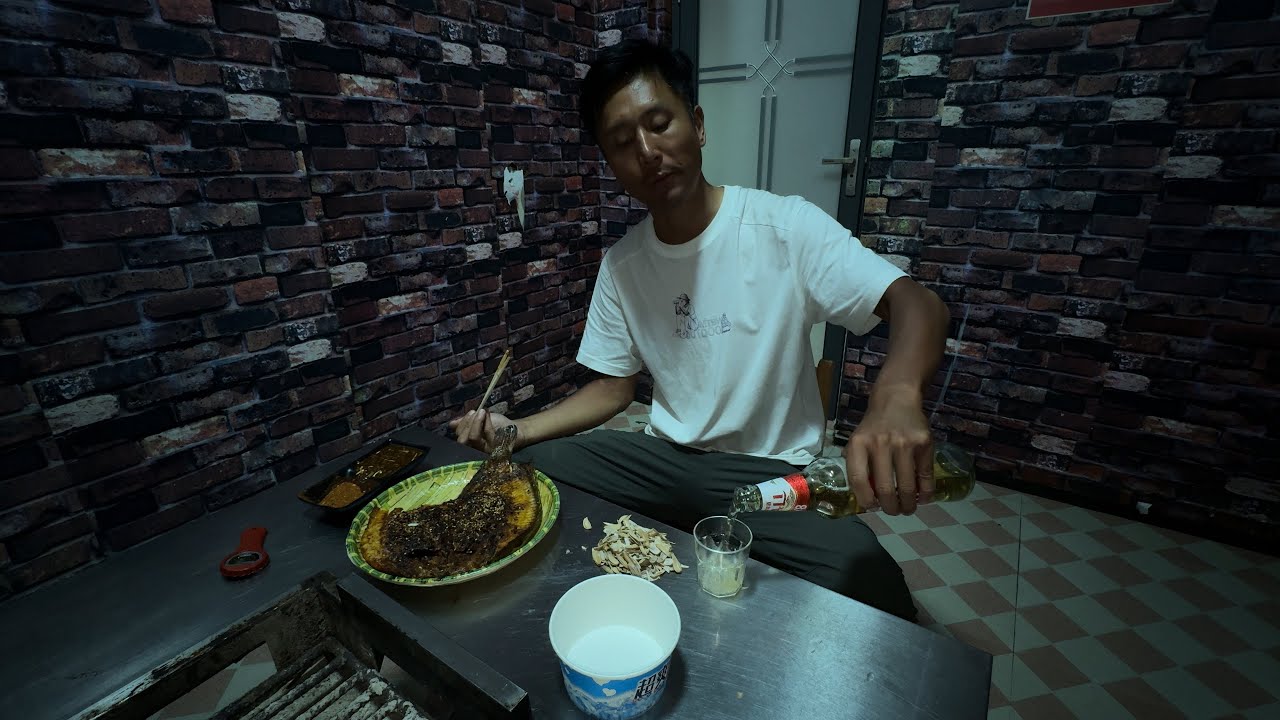 骑行云南去墨脱，峡谷露营地太难找了，天黑来到小镇住酒店吃烧烤