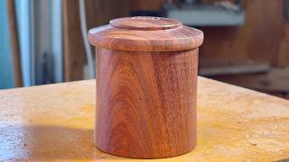 Richard Raffan turns a simple endgrain box.