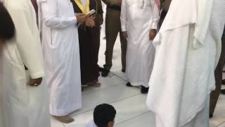 Küçük Çocuk, Belden Aşağı Yok. Kabe De Namaz Kılarken