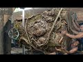 The process of cutting rain tree wood is very dangerous without using safety measures!!