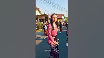 senyum manis kaka cantik karnaval jogoroto jombang