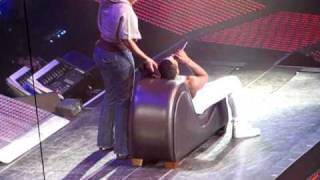 USHER - "TRADING PLACES" - KICKED IN FACE LIVE! @MADISON SQUARE GARDEN - 12-13-10