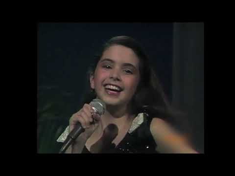 LUCERO interpreta canción