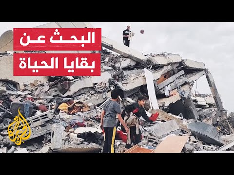 شاهد.. أطفال من غزة يبحثون عن ملابسهم وألعابهم تحت ركام منزلهم