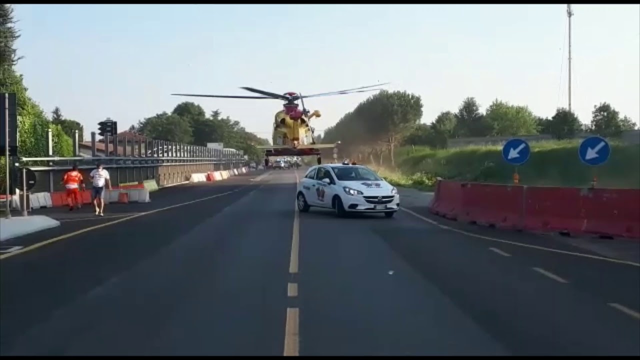 Atterra l'elisoccorso, vola una barriera in jersey: ferito un ragazzo