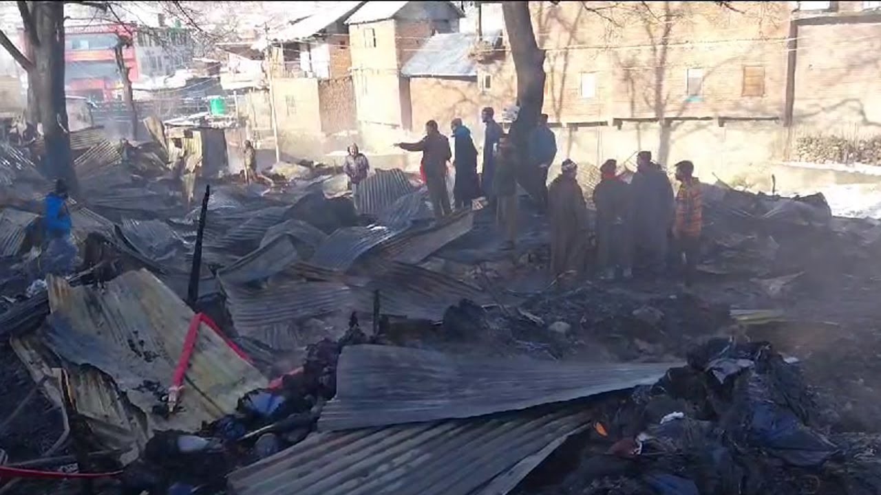 Dozens of vegetable shops gutted in fire in Ramban - YouTube