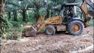 BACKHOE | CASE 580L | BAIKI JALAN DALAM KEBUN KELAPA SAWIT.