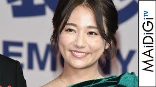 木村文乃、エレガントな肩見せドレスで表彰式に「30代でこんなすてきな賞を…」