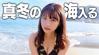 真冬の海に入る女