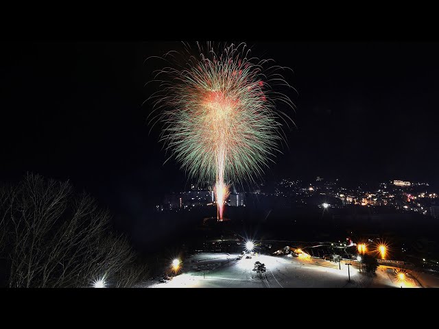 群馬】草津温泉 冬花火 - YouTube