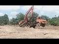 "Ngeri banget! Cara excavator naik ke truk,roda depan truk sampai melayang semua!