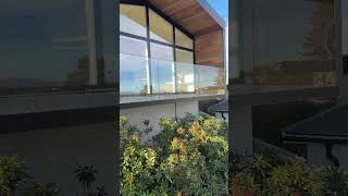 Glasräcke med svart sidoskena