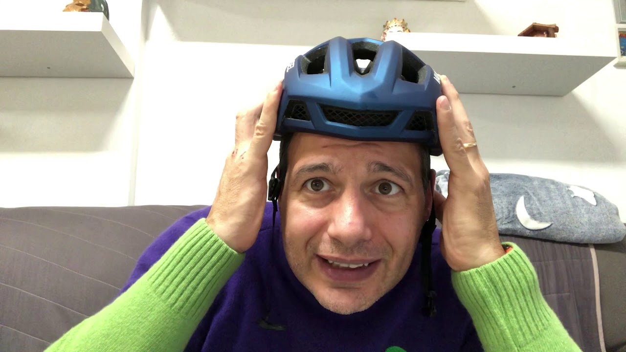 Come scegliere la misura GIUSTA del vostro casco - YouTube