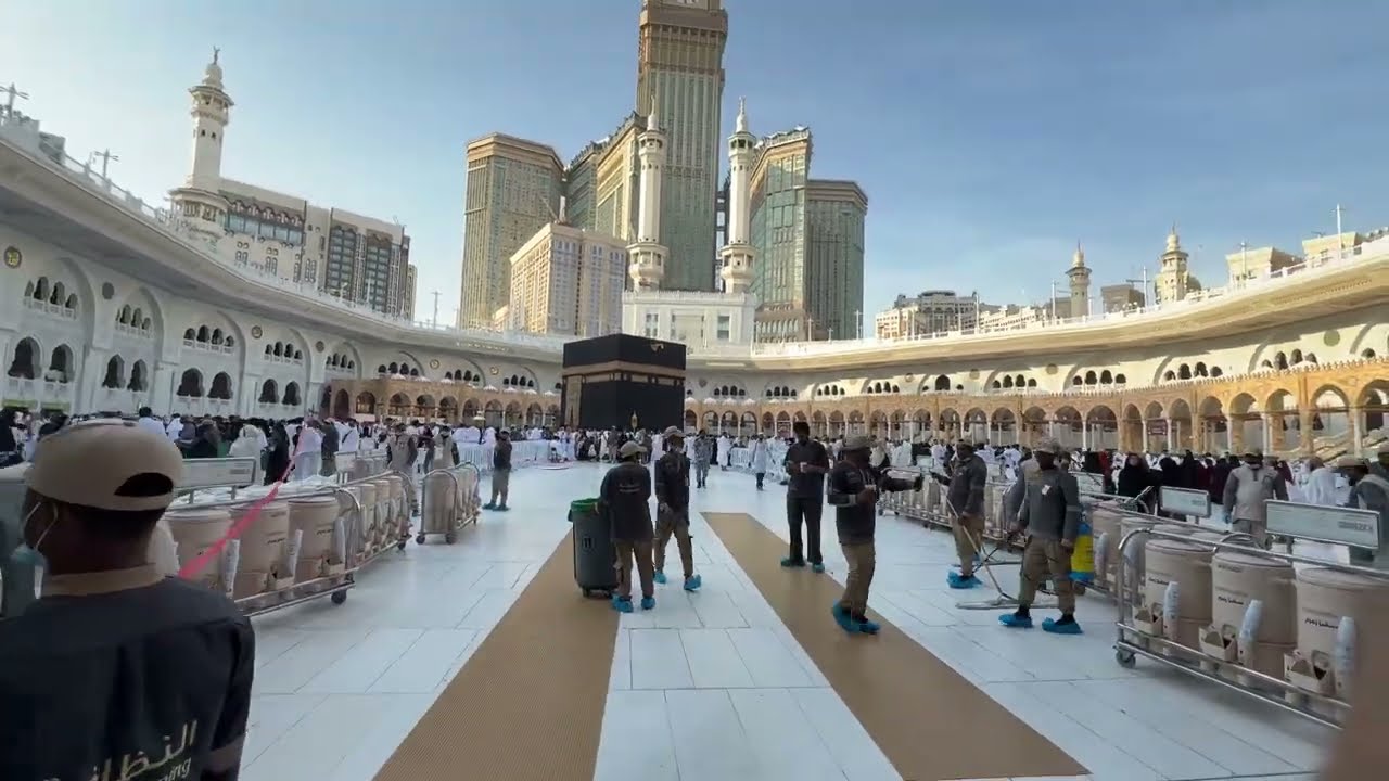 “جمعرات کے دن خانہ کعبہ کی روح پرور صفائی | Kaaba Cleaning Scene 2025 