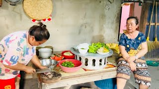 I made rice noodles with beef broth for Mom to eat, and I also told her about some drama. 🙏🥰
