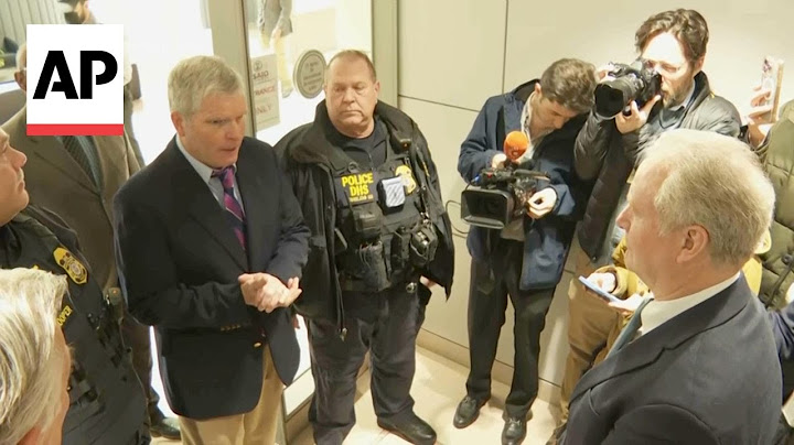 WATCH: Democratic members of Congress blocked from entering USAID