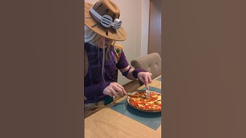 Gyro eats his Pizza Mozzarella