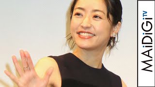 井上真央、技ありワンピで大人可愛い脚見せファッション　チェックスカートで品良く脚見せも