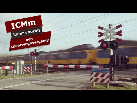 PRACHTIGE BEELDEN van de SPOORWEGOVERGANG Groenekan/De Bilt als een ICMm voorbijkomt rijden!