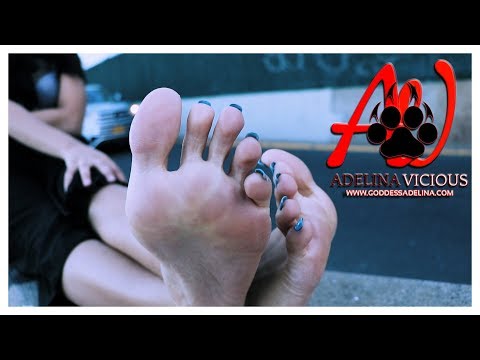 FOOT + SOLES - GIRL INVITES ME TO FILM HER FEET