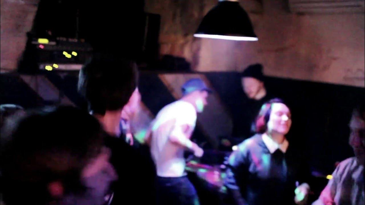 Солист группы щенки. Щенки альбом. Щенки музыкальная группа постер. Трекер щенячий патруль. Аляскинский маламут щенок.