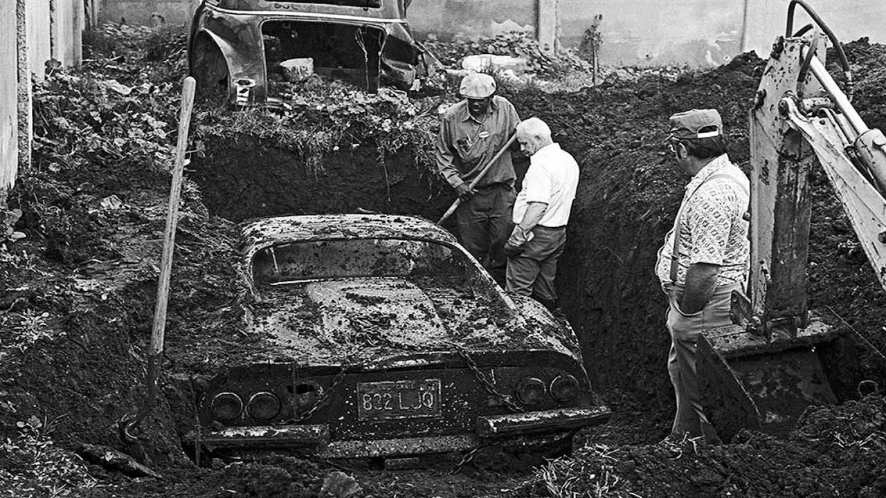 Дети копали во дворе яму и наткнулись на таинственный феррари, над ...