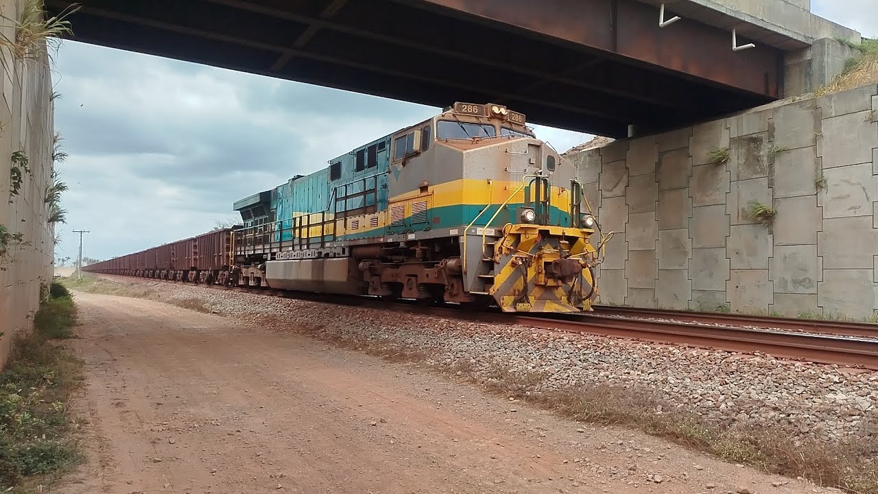 Trem de Minério da vale partindo do Km 114 com a potente locomotiva Es58aci líder!