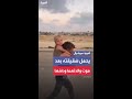 طفل فلسطيني يحمل شقيقته الرضيعة وهو يبكي بحرقة في رحلة نزوح إلى جنوب غزة