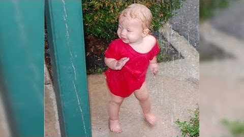 AWW! Kompilasi Bayi-Bayi Terlucu yang Suka Bermain di Tengah Hujan