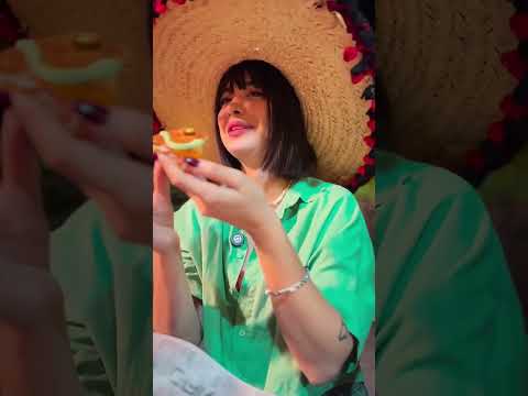تست غذاهای مکزیکی با من🦋چیمی چانگا به نظرم از همه خوشمزه تر بود،خیلی لذیذ و پر بود