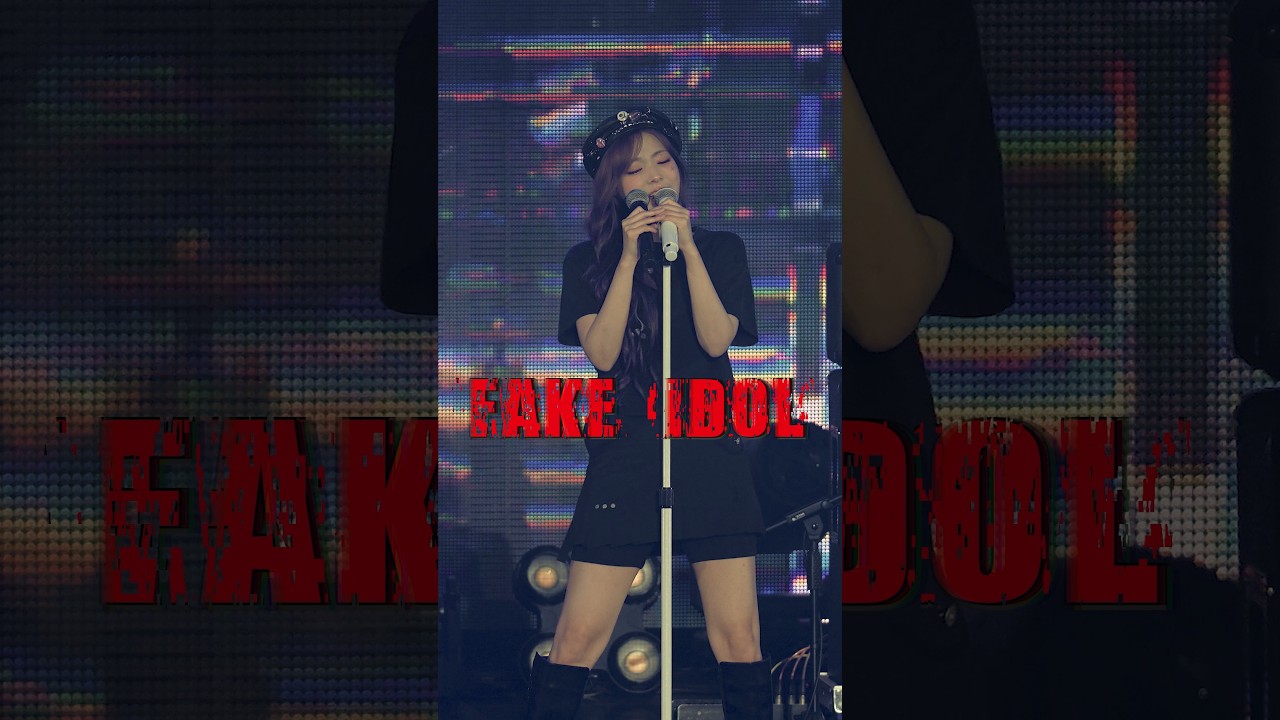 Siyeon holding two microphones#qwer #siyeon #시연 #fancam #직캠 #fakeidol #가짜아이돌